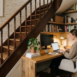 Aménagement malin : bureau sous l'escalier