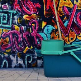 Comment éviter les dommages lors du nettoyage des graffitis sur des murs peints ?