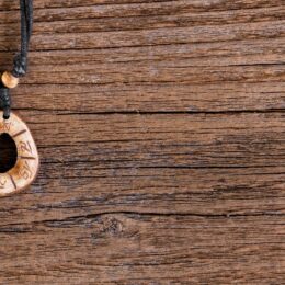 Comment assortir des bijoux en bois avec une tenue masculine ?