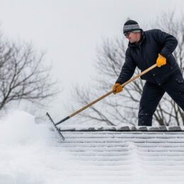 Déneiger une toiture
