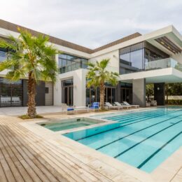 L'aménagement autour de la piscine