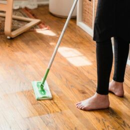 Application et entretien d'huile pour parquet