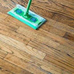 enlever une tache sur un parquet en bois massif