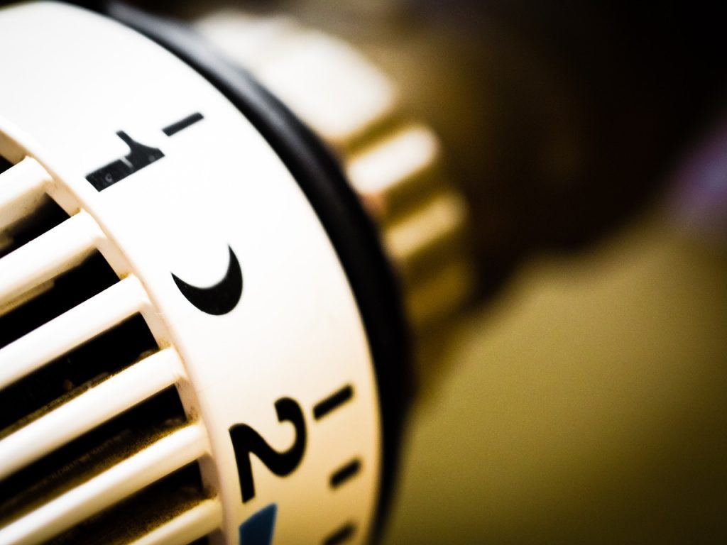 découvrez notre thermostat connecté, alliant confort et économies d'énergie grâce à un contrôle à distance simple et intelligent de votre chauffage.