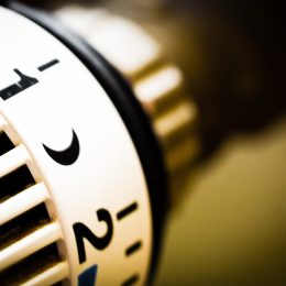 découvrez notre thermostat connecté, alliant confort et économies d'énergie grâce à un contrôle à distance simple et intelligent de votre chauffage.