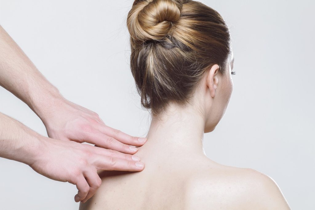 offrez-vous un massage relaxant du dos et de la nuque pour apaiser les tensions, relâcher les muscles et retrouver une agréable sensation de bien-être.