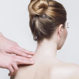 offrez-vous un massage relaxant du dos et de la nuque pour apaiser les tensions, relâcher les muscles et retrouver une agréable sensation de bien-être.
